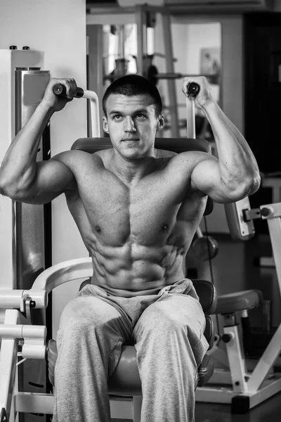 Spor salonunda egzersiz yapan erkek — Stok fotoğraf