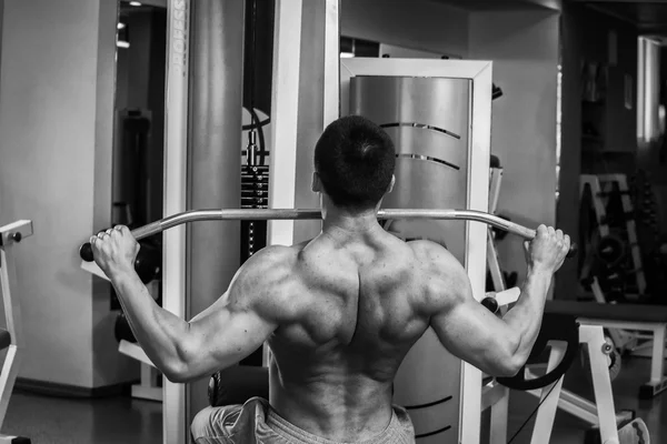 Hombre haciendo ejercicios en el gimnasio —  Fotos de Stock