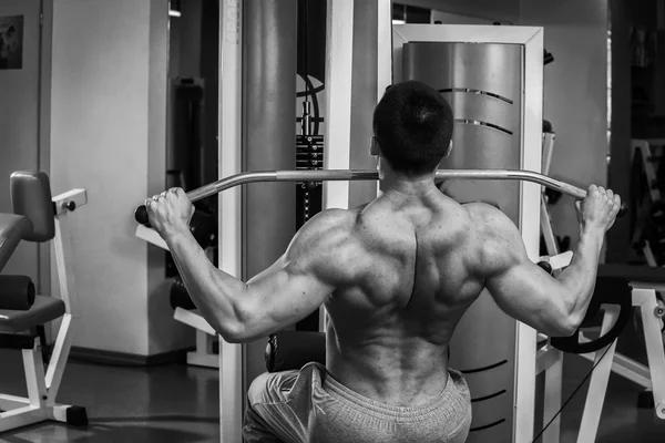 Uomo che fa esercizi in palestra — Foto Stock