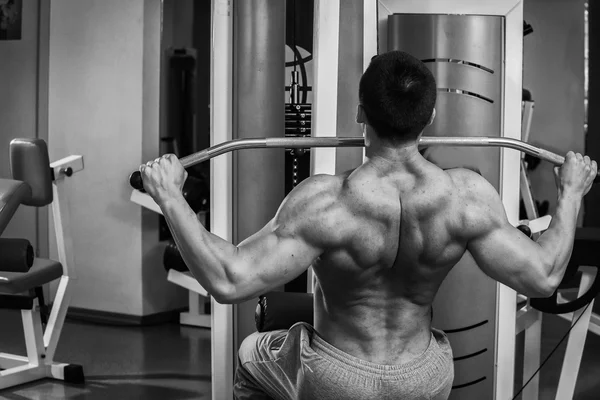Homme faisant des exercices dans la salle de gym — Photo