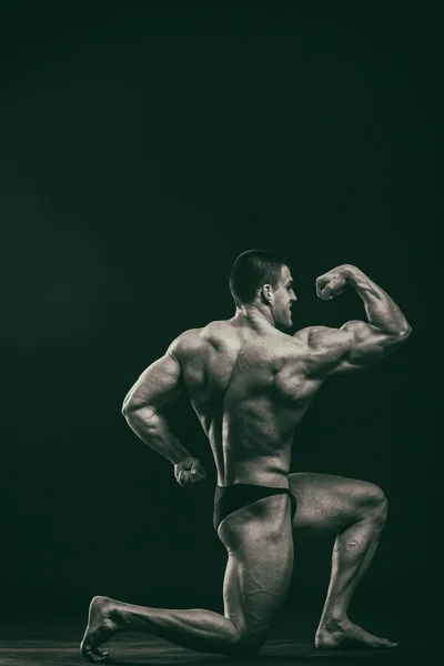 Μυώδης άνδρας bodybuilder — Φωτογραφία Αρχείου