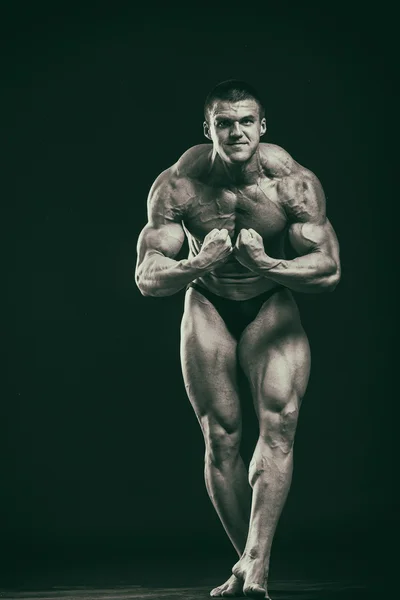 Gespierde man bodybuilder — Stockfoto