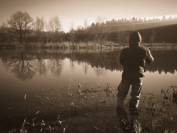 Pescador com fiação na margem do rio — Fotografia de Stock