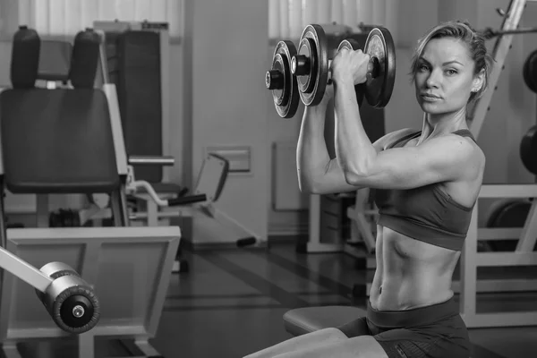 Frauentraining im Fitnessstudio — Stockfoto