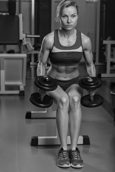 Entraînement de femme au gymnase — Photo