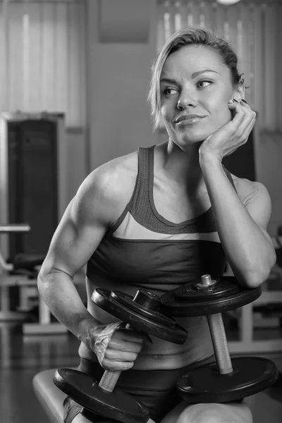 Žena trénink v tělocvičně — Stock fotografie