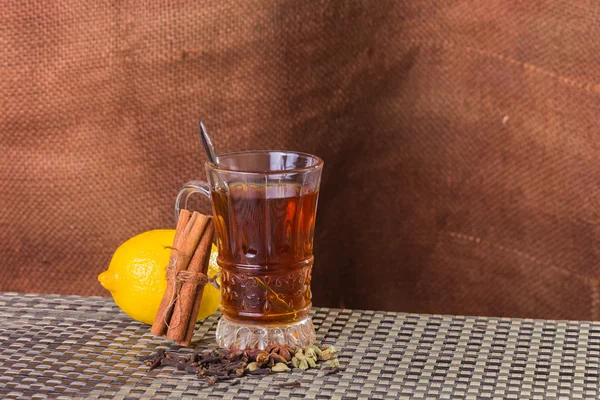 Utsökt te med citron — Stockfoto