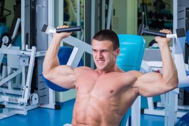 Spor salonunda egzersiz yapan erkek