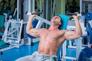 Spor salonunda egzersiz yapan erkek