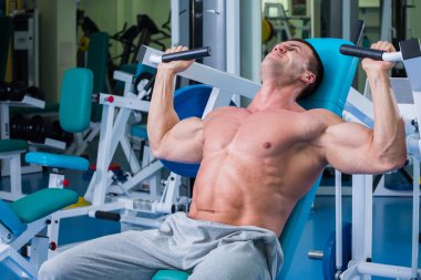 Spor salonunda egzersiz yapan erkek