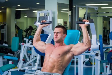 Spor salonunda egzersiz yapan erkek