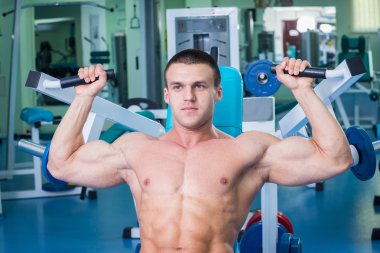 Spor salonunda egzersiz yapan erkek