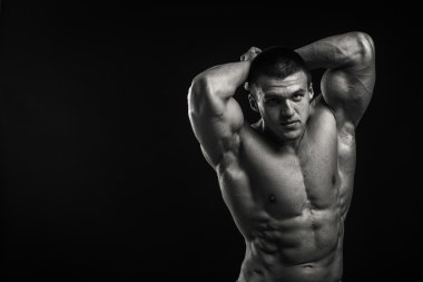 vücut geliştirmeci kasları gösterir