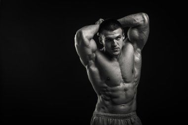 vücut geliştirmeci kasları gösterir