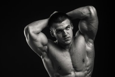 vücut geliştirmeci kasları gösterir