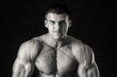 vücut geliştirmeci kasları gösterir