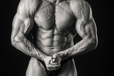 vücut geliştirmeci kasları gösterir