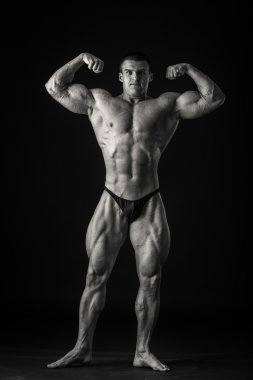 vücut geliştirmeci kasları gösterir