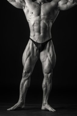 vücut geliştirmeci kasları gösterir