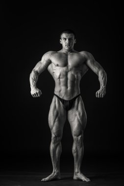 vücut geliştirmeci kasları gösterir