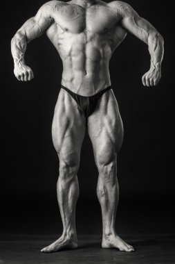 vücut geliştirmeci kasları gösterir