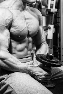 Spor salonunda egzersiz yapan erkek