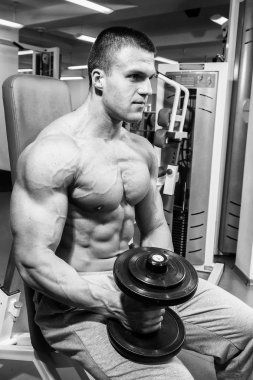 Spor salonunda egzersiz yapan erkek