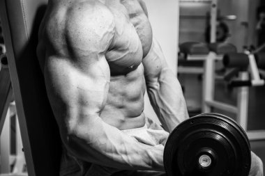 Spor salonunda egzersiz yapan erkek