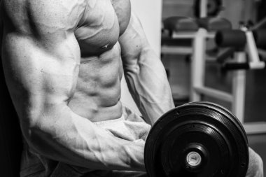 Spor salonunda egzersiz yapan erkek