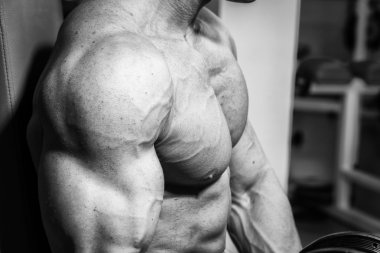 Spor salonunda egzersiz yapan erkek