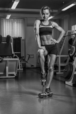 Kadın kaslarını gösteriyor.