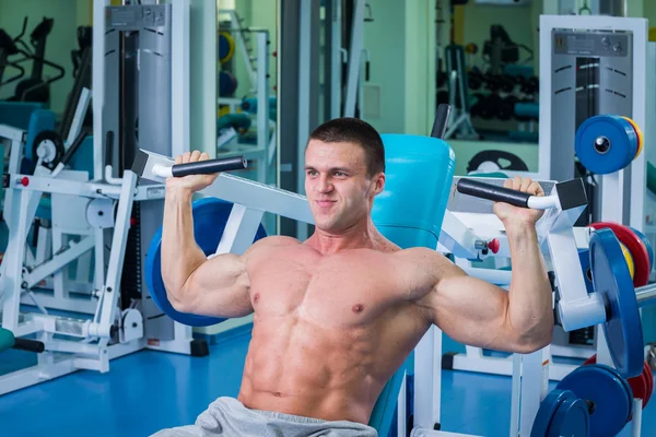 Man göra övningar i gym — Stockfoto