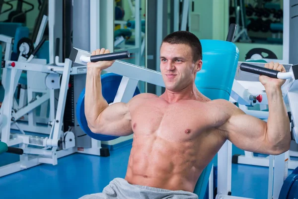 Uomo che fa esercizi in palestra — Foto Stock