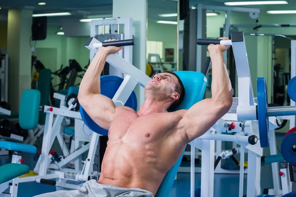 Mann macht Übungen im Fitnessstudio — Stockfoto