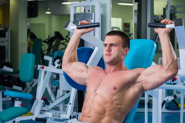 Hombre haciendo ejercicios en el gimnasio — Foto de Stock