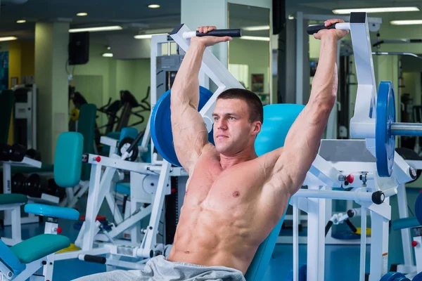 Мужчина делает упражнения в спортзале — стоковое фото