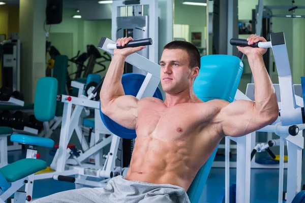 Man göra övningar i gym — Stockfoto