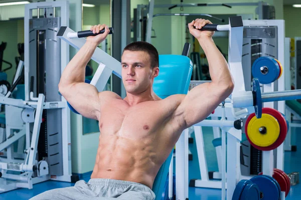 Homem fazendo exercícios no ginásio — Fotografia de Stock