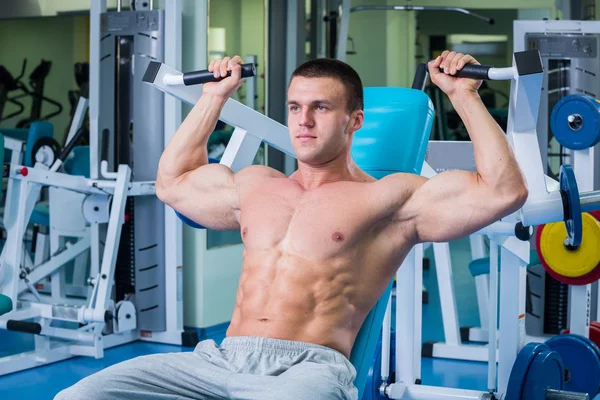 Hombre haciendo ejercicios en el gimnasio — Foto de Stock