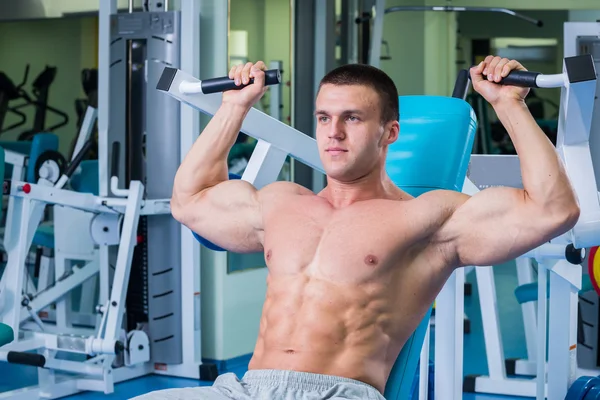 Mann macht Übungen im Fitnessstudio — Stockfoto