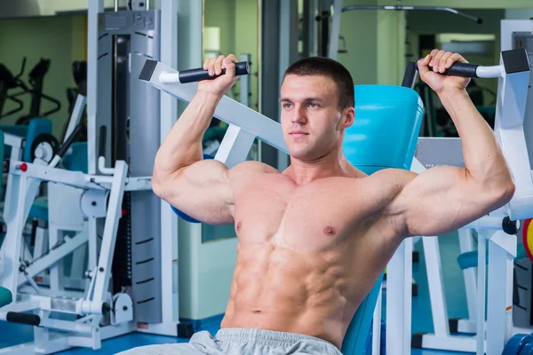 Uomo che fa esercizi in palestra — Foto Stock