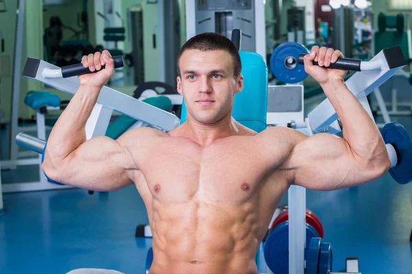 Mann macht Übungen im Fitnessstudio — Stockfoto