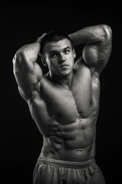 Bodybuilder shows his muscles — Stock Photo, Image