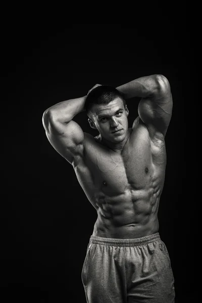 Bodybuilder shows his muscles — Stock Photo, Image