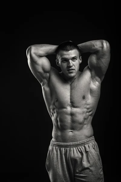 Bodybuilder shows his muscles — Stock Photo, Image