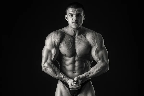 Bodybuilder shows his muscles — Stock Photo, Image