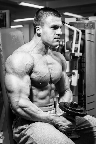 Hombre haciendo ejercicios en el gimnasio — Foto de Stock