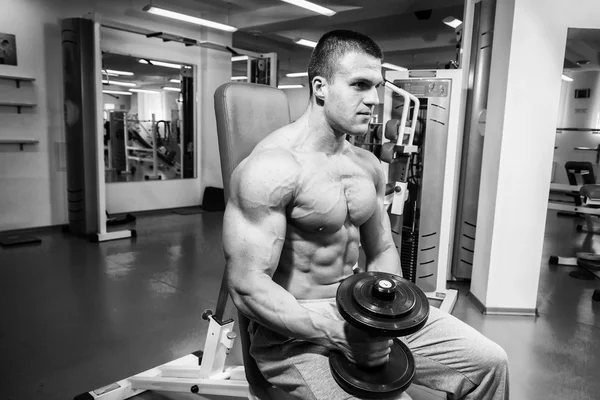 Homme faisant des exercices dans la salle de gym — Photo