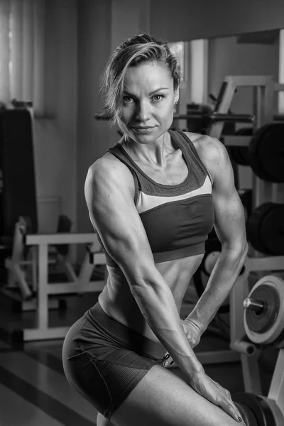 Kvinna visar sina muskler — Stockfoto