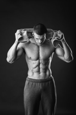 kaslı adam vücut geliştirmeci